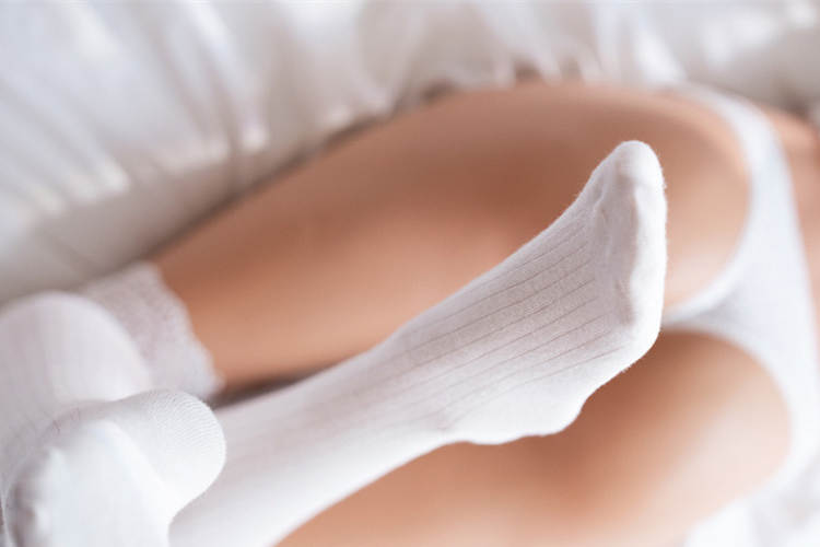 最近、アナルプレイに興味を持つカップルが増えています。SNSやメディアで話題になる一方で、「ちょっと怖い」「恥ずかしい」と感じる人も少なくありません。実は、丁寧に準備し信頼関係を大切にすれば、お互いの距離を縮める選択肢にもなります。